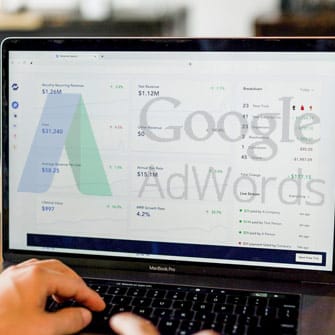 Homme qui analyse ses campagne sur Google Adwords