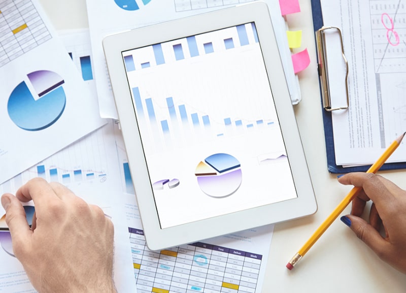 Homme qui analyse ses campagne sur Google Adwords
