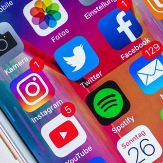 Iphone avec applications réseaux sociaux