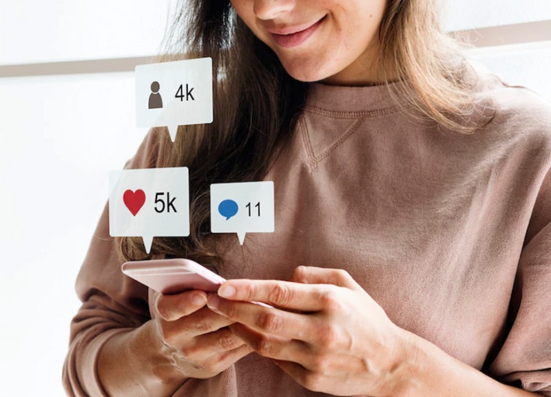 Iphone avec applications réseaux sociaux